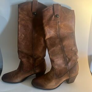 Frye women heel boots, Size:8 1/2 Color: Brown. Leather material.